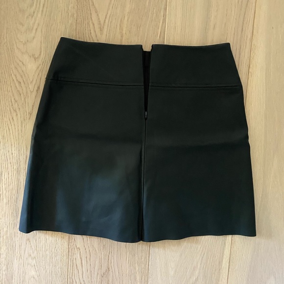 Club Monaco Faux Leather Skirt size 4 - Picture 3 of 7